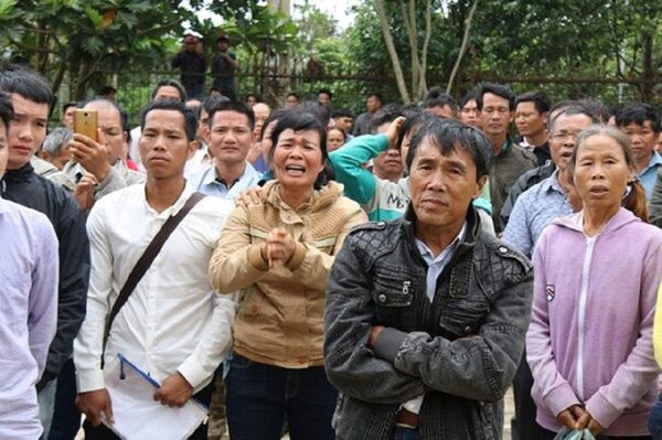 Bà Mai Thị Khuyên (vợ bị cáo Hiến, thứ 3 từ phải sang) và người dân đến dự tòa. Theo bà Khuyên, ngoài mảnh đất bị Công ty Long Sơn san ủi thì không còn nơi nào để sinh sống, canh tác. Từ mảnh đất trắng, sau hơn 10 năm đổ biết bao mồ hôi, công sức cho vườn cây đã xanh tốt. Chính vì thế, khi có người đến phá hủy mồ hôi công sức của mình thì chồng bà không thể không bảo vệ. Vì quá bức xúc trước hành vi ngang ngược của Công ty Long Sơn nên chồng bà mới gây ra tội lỗi Bà Mai Thị Khuyên (vợ bị cáo Hiến, thứ 3 từ phải sang) và người dân đến dự tòa. Theo bà Khuyên, ngoài mảnh đất bị Công ty Long Sơn san ủi thì không còn nơi nào để sinh sống, canh tác. Từ mảnh đất trắng, sau hơn 10 năm đổ biết bao mồ hôi, công sức cho vườn cây đã xanh tốt. Chính vì thế, khi có người đến phá hủy mồ hôi công sức của mình thì chồng bà không thể không bảo vệ. Vì quá bức xúc trước hành vi ngang ngược của Công ty Long Sơn nên chồng bà mới gây ra tội lỗi - Sputnik Việt Nam