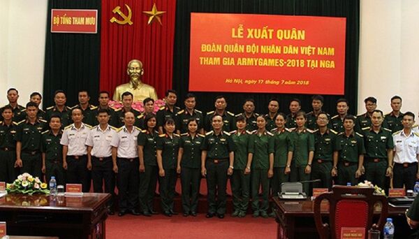 Thượng tướng Phạm Hồng Hượng chụp ảnh cùng Đoàn QĐND Việt Nam tham gia Armygames - 2018. - Sputnik Việt Nam
