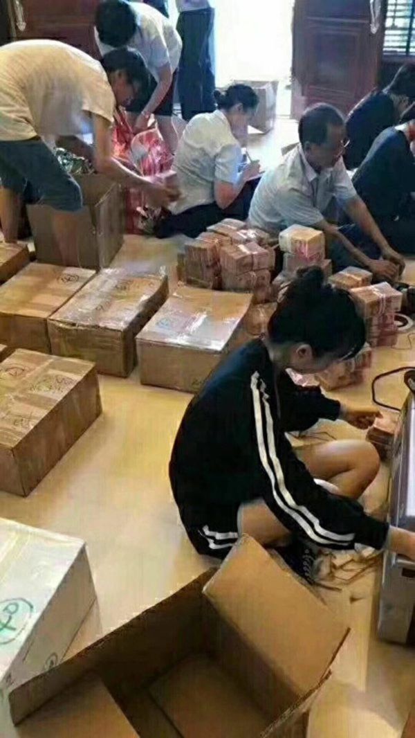 Các nhân viên ngân hàng được điều đến kiểm đếm số tiền thu giữ. - Sputnik Việt Nam