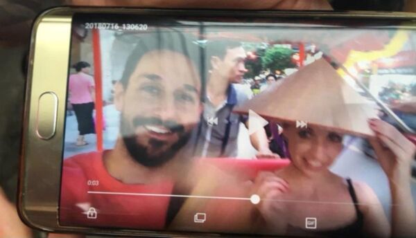 Hình ảnh hai vị khách nước ngoài tự sướng trên chiếc xích lô, và người phía sau được cho là lái xe đã trả lại tiền âm phủ cho hai du khách này.  - Sputnik Việt Nam