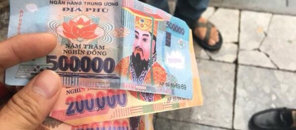 tiền âm phủ mà hai vị khách nước ngoài đưa trả cho tài xế taxi, được cho là bị lái xe xích lô lừa. - Sputnik Việt Nam