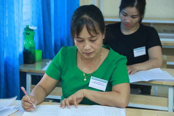 Cán bộ chấm thi THPT quốc gia tại Hòa Bình - Sputnik Việt Nam