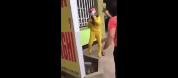 Người cháu dâu từ trong nhà nghỉ đi ra bị bắt quả tang. - Sputnik Việt Nam