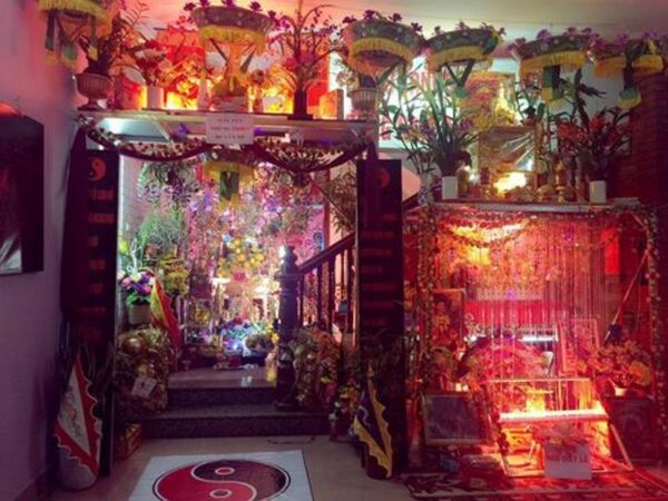 Ông Long khoe phủ của gia đình mình với con nhang, đệ tử - Sputnik Việt Nam