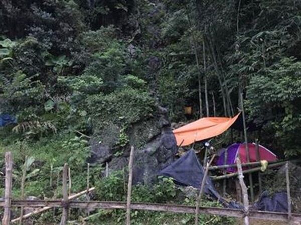 Ông Long và người nhà cắm lều nơi tuyên bố tìm ra vàng ở Bình Gia nhưng người đã cao chạy xa bay  - Sputnik Việt Nam