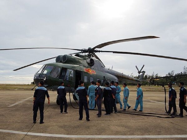 Cán bộ, nhân viên Trung đoàn 915 làm công tác chuẩn bị cho ban bay. - Sputnik Việt Nam