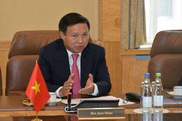 Đại sứ nước Cộng hoà xã hội chủ nghĩa Việt Nam tại Liên bang Nga Ngô Đức Mạnh tại cuộc gặp với Tổng thống Tatarstan Rustam Minnikhanov - Sputnik Việt Nam