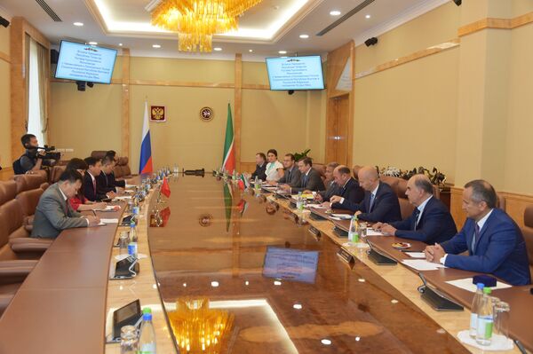 Ông Minnikhanov hôm thứ Tư đã gặp Đại sứ nước Cộng hoà xã hội chủ nghĩa Việt Nam tại Liên bang Nga Ngô Đức Mạnh - Sputnik Việt Nam