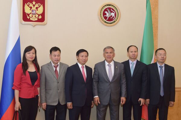 Ông Minnikhanov hôm thứ Tư đã gặp Đại sứ nước Cộng hoà xã hội chủ nghĩa Việt Nam tại Liên bang Nga Ngô Đức Mạnh - Sputnik Việt Nam