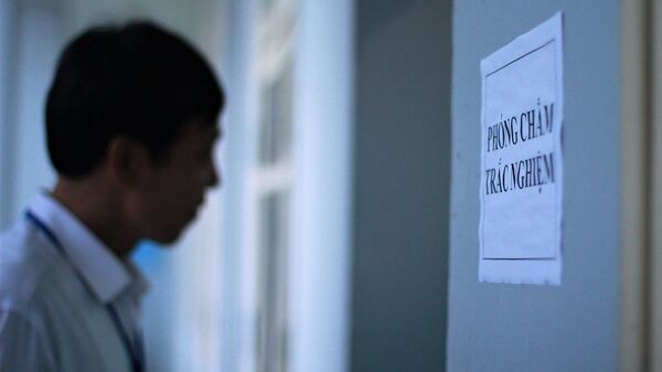 Không rõ vô tình hay cố ý, đúng thời điểm tiến hành quét bài thi trắc nghiệm tại Hà Giang, 2 thanh tra do Bộ GD-ĐT điều động từ Trường ĐH Tân Trào đã tự ý vắng mặt. - Sputnik Việt Nam