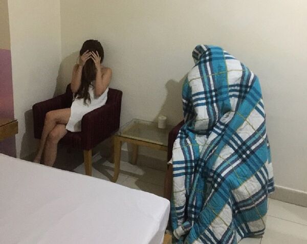 Bắt quả tang tiếp viên nhà hàng Trúc Xinh mua bán dâm với khách đến ăn nhậu. - Sputnik Việt Nam