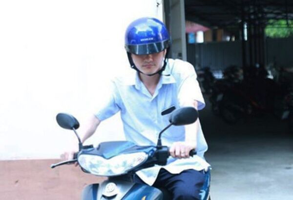 Ông Vũ Trọng Lương đi xe máy ra về từ Sở GD-ĐT tỉnh Hà Giang vào chiều ngày 18/7. Ông Vũ Trọng Lương đi xe máy ra về từ Sở GD-ĐT tỉnh Hà Giang vào chiều ngày 18/7. - Sputnik Việt Nam