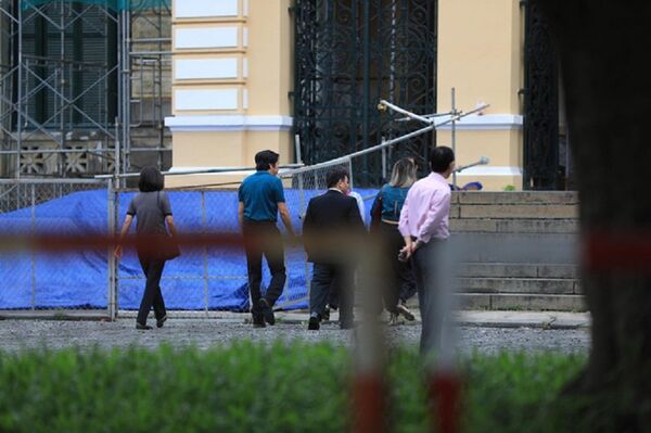 Người nhà của bị cáo Nguyen William Anh đến tham dự phiên xử - Sputnik Việt Nam