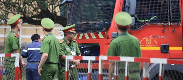 Lực lượng chức năng dựng rào chắn thắt chặt an ninh xung quanh phiên xử. Lực lượng chức năng dựng rào chắn thắt chặt an ninh xung quanh phiên xử. - Sputnik Việt Nam