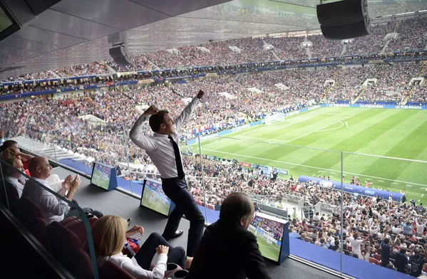 Tổng thống Pháp Emmanuel Macron tại trận chung kết World Cup 2018 giữa các đội tuyển quốc gia Pháp và Croatia Tổng thống Pháp Emmanuel Macron tại trận chung kết World Cup 2018 giữa các đội tuyển quốc gia Pháp và Croatia - Sputnik Việt Nam