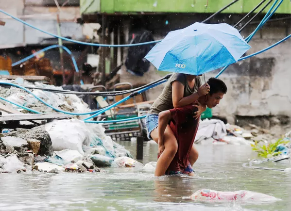 Đường phố ở Quezon (Philippines) bị ngập lụt bởi mưa lớn và trận bão nhiệt đới Sơn Tinh Đường phố ở Quezon (Philippines) bị ngập lụt bởi mưa lớn và trận bão nhiệt đới Sơn Tinh - Sputnik Việt Nam