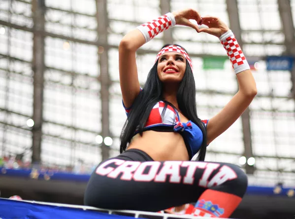 Nữ cổ động viên đội tuyển quốc gia Croatia trước trận chung kết World Cup 2018 giữa Pháp và Croatia Nữ cổ động viên đội tuyển quốc gia Croatia trước trận chung kết World Cup 2018 giữa Pháp và Croatia - Sputnik Việt Nam
