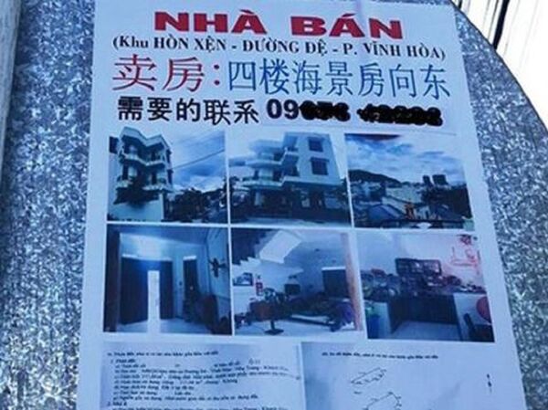 Tờ rơi bán đất có chữ nước ngoài được dán khắp nơi tại TP. Nha Trang, Khánh Hòa. - Sputnik Việt Nam