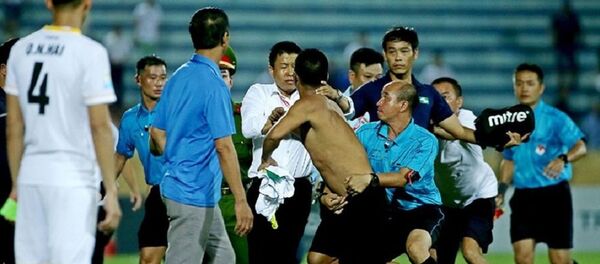 CĐV Nam Định đuổi đánh trọng tài. - Sputnik Việt Nam