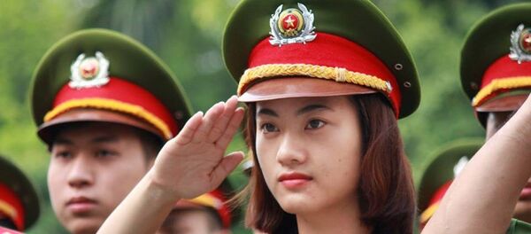 Nữ chiến sĩ cảnh sát thuộc trung đoàn PK20, Công an TP. Hà Nội nghiêm trang làm lễ chào cờ. Nữ chiến sĩ cảnh sát thuộc trung đoàn PK20, Công an TP. Hà Nội nghiêm trang làm lễ chào cờ. - Sputnik Việt Nam