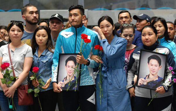 Lễ truy điệu VĐV trượt băng nghệ thuật Denis Ten ở Kazakhstan Lễ truy điệu VĐV trượt băng nghệ thuật Denis Ten ở Kazakhstan - Sputnik Việt Nam