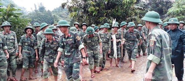 Chiến sỹ Quân khu 2 khắc phục hậu quả thiên tai tại huyện Văn Chấn. - Sputnik Việt Nam