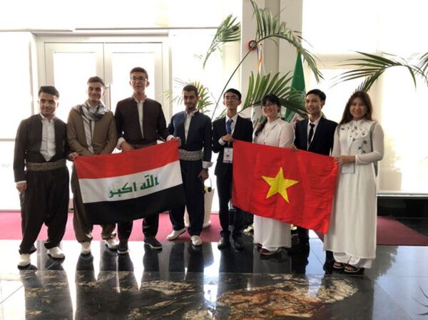 Phương Thảo (thứ 3 từ phải sang) cùng đoàn Việt Nam dự Olympic Sinh học quốc tế 2018. Phương Thảo (thứ 3 từ phải sang) cùng đoàn Việt Nam dự Olympic Sinh học quốc tế 2018. - Sputnik Việt Nam