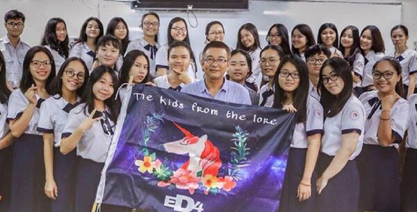 Thầy Nguyễn Viết Đăng Du và học trò - Sputnik Việt Nam