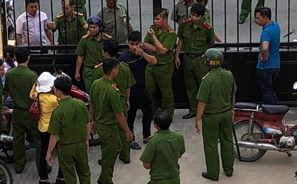 Nhóm người tấn công kiểm sát viên, phóng viên ngay tại tòa - Sputnik Việt Nam