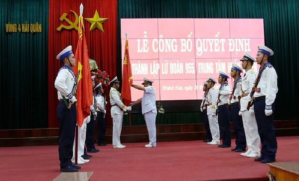 Thừa ủy quyền của Bộ trưởng Bộ Quốc phòng, Phó Đô đốc, Tư lệnh Hải quân Phạm Hoài Nam trao Quân kỳ Quyết thắng cho Lữ đoàn 955 và Trung tâm Huấn luyện. - Sputnik Việt Nam
