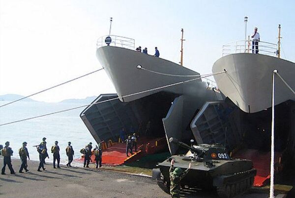 Xe tăng lội nước PT-76 và chiến sĩ hải quân đánh bộ lên tàu đổ bộ tới địa điểm chiến đấu - Sputnik Việt Nam