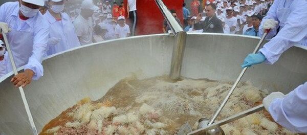 Tô phở được 55 người phối hợp nấu. - Sputnik Việt Nam