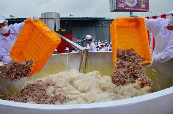 Nguyên liệu để nấu tô phở gồm có 1.963 vắt phở bò ăn liền.  - Sputnik Việt Nam