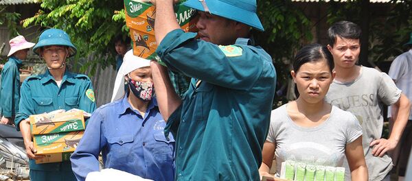 Đi bộ vận chuyển hàng cứu trợ vào các thôn bị mưa lũ cô lập - Sputnik Việt Nam