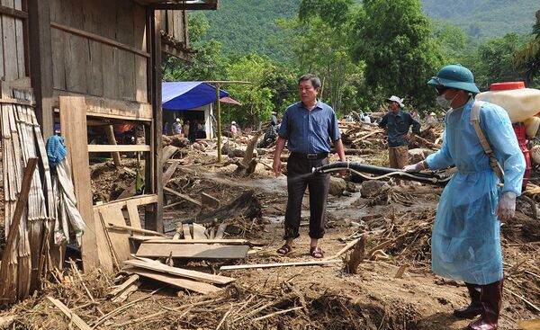 Phun thuốc khử trùng tiêu độc ở vùng lũ quét tại H.Văn Chấn, tỉnh Yên Bái  - Sputnik Việt Nam