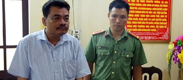 Ông Nguyễn Thanh Hoài tại thời điểm cơ quan công an tống đạt lệnh bắt tạm giam. - Sputnik Việt Nam