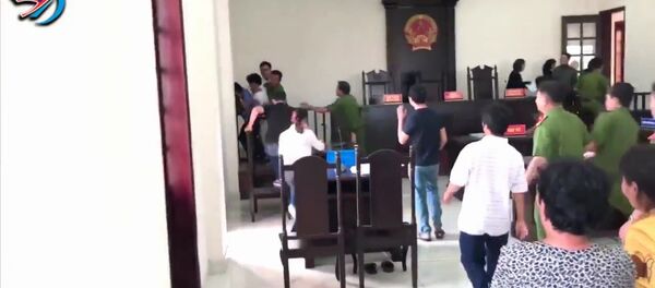 ông Hiền tấn công kiểm sát viên ngay tại phiên toà - Sputnik Việt Nam