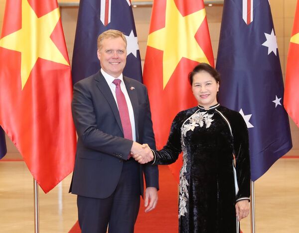 Chủ tịch Quốc hội Nguyễn Thị Kim Ngân và Chủ tịch Hạ viện Australia Tony Smith tại Lễ đón chính thức. - Sputnik Việt Nam