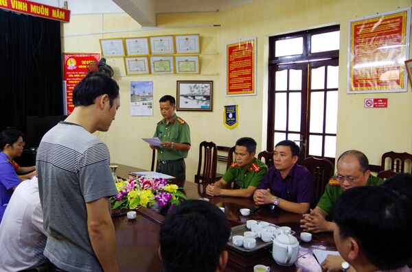 Cơ quan an ninh điều tra - công an tỉnh Hà Giang đọc lệnh bắt tạm giam đối với Vũ Trọng Lương. - Sputnik Việt Nam