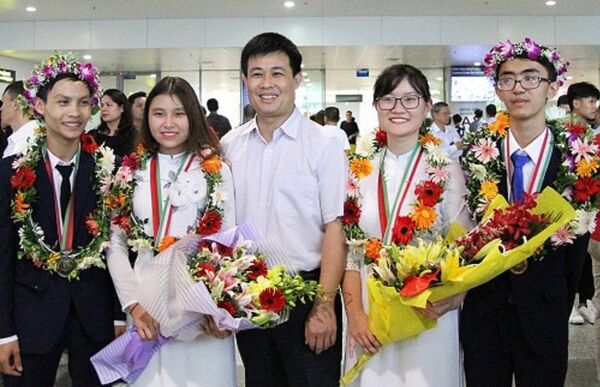 Ông Sái Công Hồng, Cục phó Quản lý Chất lượng, Bộ Giáo dục và Đào tạo đến sân bay Nội Bài chào mừng đoàn Olympic Sinh học quốc tế. - Sputnik Việt Nam