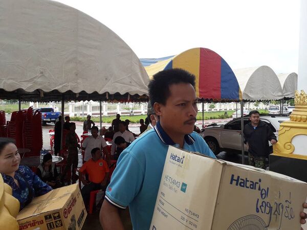 Các đơn vị mang hàng cứu trợ đến quyên góp cho khu vực bị lũ lụt. - Sputnik Việt Nam