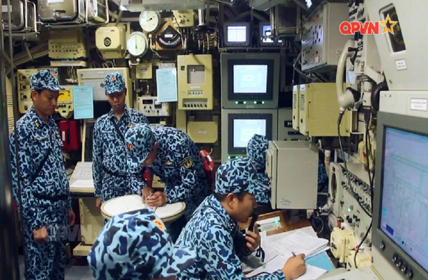 Không khí bên trong khoang chỉ huy trên tàu ngầm tấn công hiện đại nhất của Hải quân Nhân dân Việt Nam - Sputnik Việt Nam