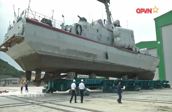 Tàu tên lửa tấn công nhanh lớp Tarantul I của Quân chủng Hải quân sửa chữa tại Nhà máy X52.  - Sputnik Việt Nam