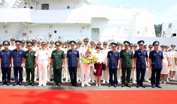 Cảnh sát biển Việt Nam tặng hoa và chụp hình lưu niệm tại buổi đón tàu Cảnh sát biển Việt Nam tặng hoa và chụp hình lưu niệm tại buổi đón tàu - Sputnik Việt Nam