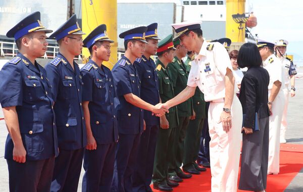 Lễ đón sỹ quan, thủy thủ tàu Huấn luyện Kojima của Lực lượng bảo vệ bờ biển Nhật Bản tại cảng Tiên Sa (Đà Nẵng). Lễ đón sỹ quan, thủy thủ tàu Huấn luyện Kojima của Lực lượng bảo vệ bờ biển Nhật Bản tại cảng Tiên Sa (Đà Nẵng). - Sputnik Việt Nam