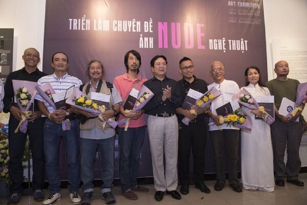 Các nhiếp ảnh gia nhận hoa từ BTC trong ngày khai mạc. Các nhiếp ảnh gia nhận hoa từ BTC trong ngày khai mạc. - Sputnik Việt Nam