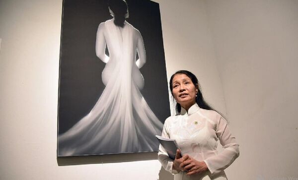 Nhiếp ảnh giaNhiếp ảnh gia Đỗ Thùy Mai bên một trong 5 tác phẩm được trưng bày tại triển lãm. Đỗ Thùy Mai bên một trong 5 tác phẩm được trưng bày tại triển lãm. Nhiếp ảnh giaNhiếp ảnh gia Đỗ Thùy Mai bên một trong 5 tác phẩm được trưng bày tại triển lãm. Đỗ Thùy Mai bên một trong 5 tác phẩm được trưng bày tại triển lãm. - Sputnik Việt Nam