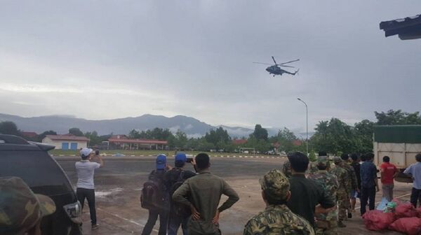 Trực thăng chuyển nhu yếu phẩm đến vùng tâm lụt - Sputnik Việt Nam