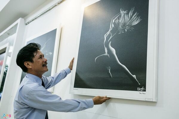 Nghệ sĩ nhiếp ảnh Thái Phiên tại triển lãm Miền cổ tích. - Sputnik Việt Nam