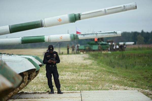 Các thành viên của đội Ấn Độ chuẩn bị cho cuộc thi quốc tế Tank Biathlon-2018 - Sputnik Việt Nam